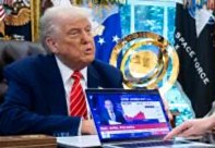 トランプ大統領に従う34歳女性の正体は（EPA＝時事）