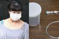 千葉県警柏署を出る古川美由紀容疑者（左）、病院側の説明で使用された点滴チューブと滅菌カップ（右、いずれも共同通信）