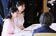 《「不適切」との声も出たが…》佳子さま、物議を醸す「パールのステーションネックレス」を愛用する理由　凛とした美しさと親しみやすさを両立した白ワンピースで歓談