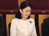 【ナースキャップ風の帽子にパール、全身ホワイトで…】紀子さまが大切にする公務の「献血大会」に“勝負服”で登場　薄い色味のセットアップを毎年選ぶ意図とは